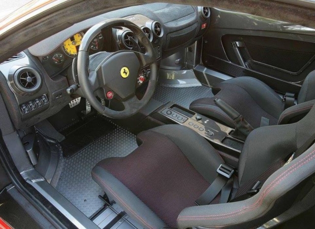 Habitaculo del Ferrari.jpg